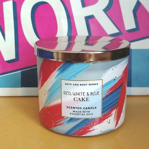 Limited Edition🔥Brand New Bath & Body Works Red, White & Blue Cake Candle - Picture 1 of 3